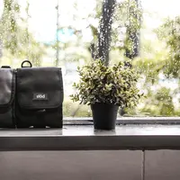 Millennials yang beraktivitas padat setiap hari pasti butuh pouch yang multifungsi. (Foto: Liten)