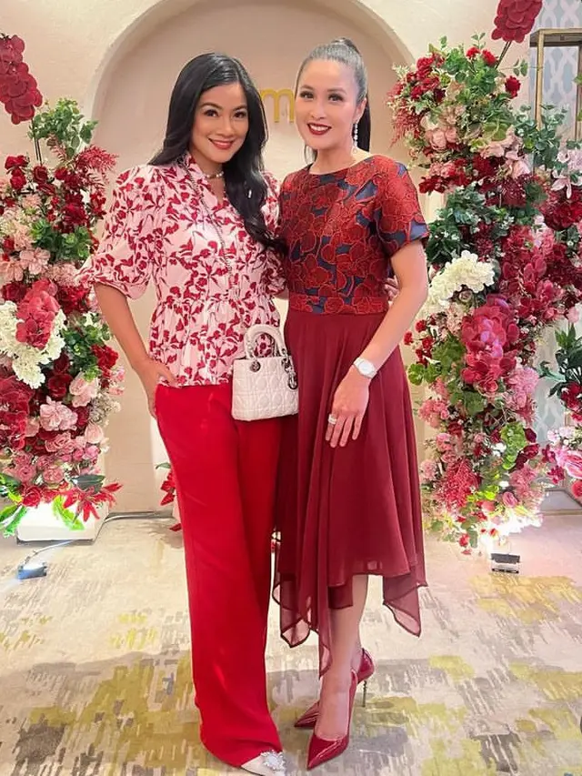 Adu Gaya Artis Kenakan Baju Merah Koleksi Busana Sandra Dewi. [@sandradewi88]