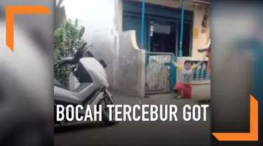 Ketika mencoba menghindari petasan yang dimainkannya, bocah ini malah mengalami kejadian memalukan. Tanpa sadar ia kehilangan keseimbangan. Bocah itu pun tercebur ke got.