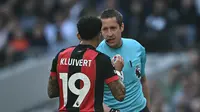 Pemain Bournemouth, Justin Kluivert sedang berkomunikasi dengan wasit. (Ben STANSALL / AFP)