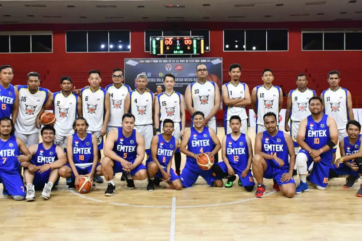 Tim Basket Emtek melawan Jurnalis All-Star