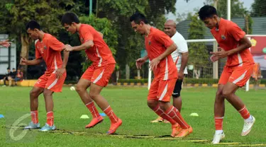 Pemain Persija melakukan latihan kelincahan di Lapangan Yon Zikon 14, Jakarta, Senin (11/7/2016). Latihan ini persiapan jelang laga melawan Persib (16/7) di lanjutan Torabika Soccer Championship presented by IM3 Ooredoo. (Liputan6.com/Helmi Fithriansyah)