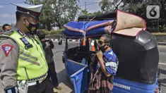 Polisi memberhentikan pemudik yang melintas di Kedungwaringin, Kabupaten Bekasi, Kamis (29/4/2021). Satlantas Polres Metro Bekasi memeriksa kesehatan dengan swab antigen dan sosialisasi larangan mudik jelang lebaran di perbatasan Kabupaten Bekasi dan Karawang. (Liputan6.com/Herman Zakharia)