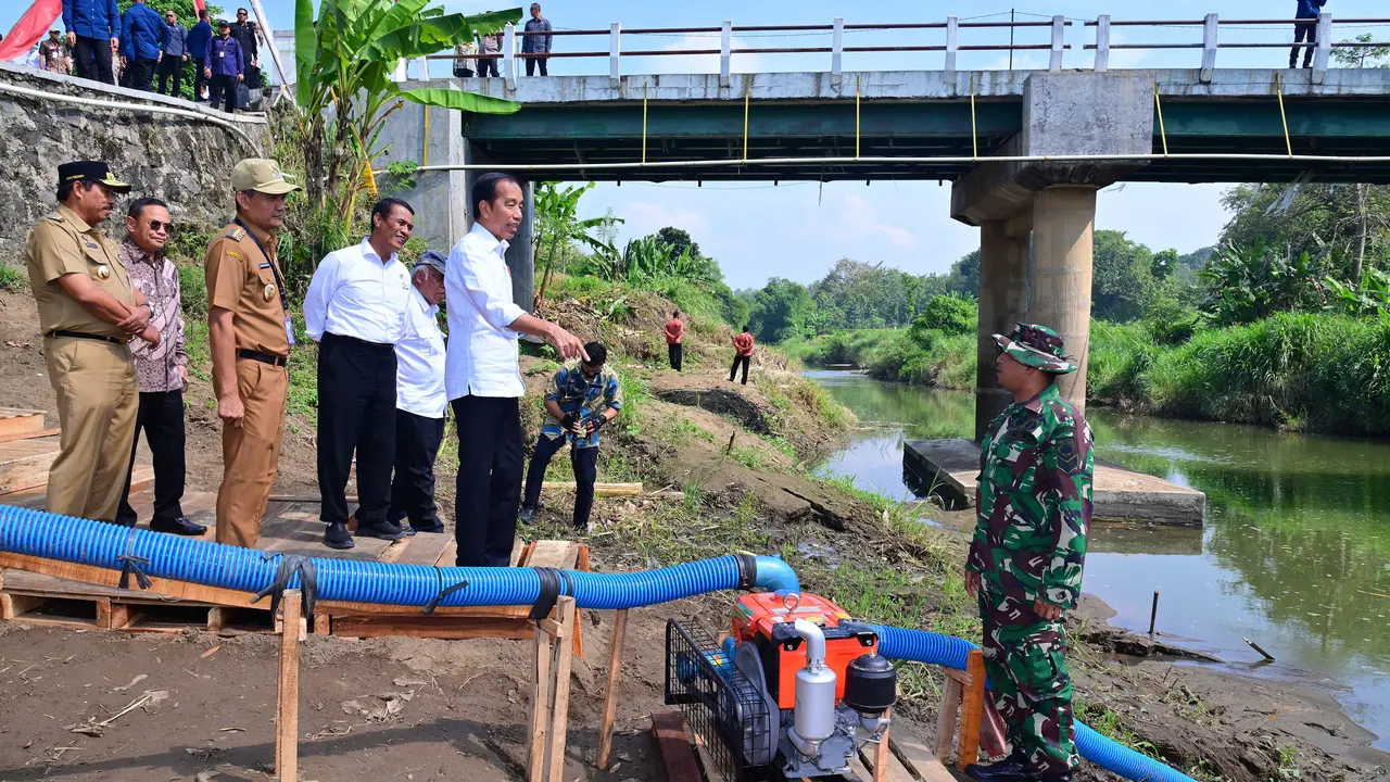 Presiden Joko Widodo atau Jokowi meninjau pelaksanaan pemberian bantuan pompa air untuk pengairan sawah dan pertanian atau pompanisasi di Provinsi Jawa Tengah, Rabu (19/6/2024).