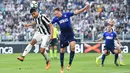 Gelandang Juventus, Sami Khedira berebut bola udara dengan gelandang Lazio, Lucas Leiva saat bertanding pada lanjutan Liga Serie A Italia di Stadion Allianz di Turin, (14/10). Juventus kalah 2-1 atas Lazio. (Alessandro Di Marco / ANSA via AP)