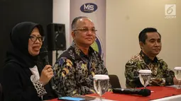 Chairman MIS Group Tedy Agustiansjah (tengah) didampingi Head of Corporate & Marcomm Ita Luthfia dan CEO Multi Inti Digital Bisnis Subhan Novianda saat keterangan pers peluncuran aplikasi coopRASI dan core system untuk koperasi digital di Purwokerto, Jateng, Kamis (11/7/2019). (Liputan6.com/HO/Tino)