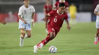 Pemain Timnas Indonesia U-23, Arkhan Fikri, menguasai bola saat melawan Chinese Taipei U-23 dalam pertandingan Grup K Kualifikasi Piala Asia U-23 2024 di Stadion Manahan, Solo, Sabtu (9/9/2023). (Bola.com/Arief Bagus)