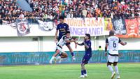 Hingga akhir pertandingan skor tidak berubah, Persija menang 2-0 atas tuan rumah Persita. Tampak dalam foto, pemain Persita, Hokky Caraka Bintang Brilliant (atas) berusaha memenangkan duel perebutan bola atas saat melawan Persija pada pertandingan pekan ke-19 BRI Super League 2025/2026 di Indomilk Arena, Tangerang, Banten, Jumat (30/1/2026). (Bola.com/M Iqbal Ichsan)