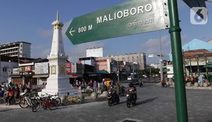 Pengendara melintas di perempatan Tugu Pal Putih Yogyakarta, Sabtu (26/12/2020). Dilansir Visiting Jogja, tugu yang dibangun pada 1755 oleh Hamengkubuwono I ini merupakan garis yang bersifat magis yang menghubungkan laut selatan, Kraton Jogja, dan Gunung Merapi. (Liputan6.com/Helmi Fithriansyah)