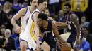 Pemain Memphis Grizzlies, Mike Conley (kanan) mencoba melewati hadangan pemain Golden State Warriors, Klay Thompson pada laga NBA di Oracle Arena, Oakland, (6/1/2017). Warriors kalah 119-128.  (AP/Marcio Jose Sanchez)