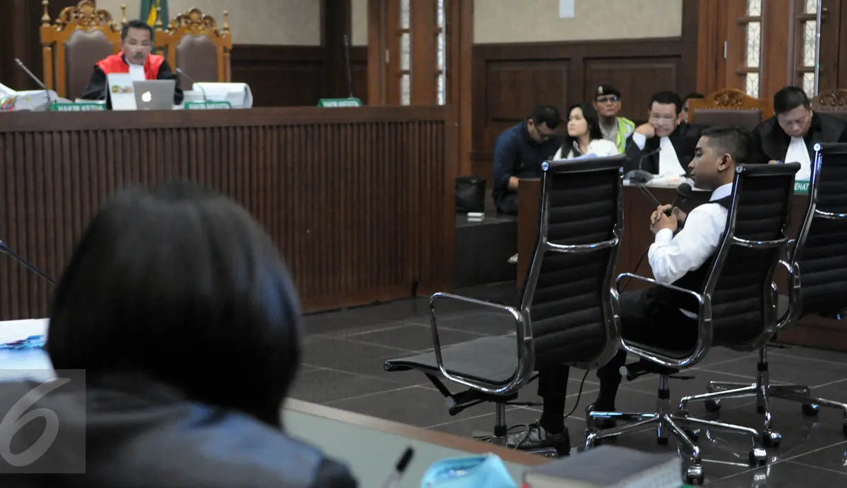 Peracik kopi atau barista kafe Olivier, Rangga Dwi Saputra memberikan kesaksian pada sidang lanjutan kasus kematian Wayan Mirna Salihin dengan terdakwa Jessica Kumala Wongso di Pengadilan Negeri Jakarta Pusat, Kamis (21/7). (Liputan6.com/Helmi Afandi)