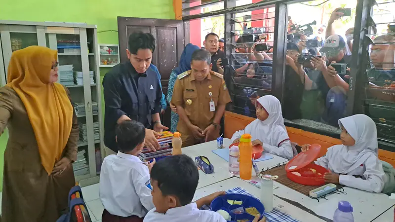 Wakil Presiden Terpilih, Gibran Rakabuming Raka saat memantau langsung uji coba makan bergizi gratis (MBG) di SDN 4 Kota Tangerang.