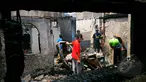 Sejumlah warga mengangkut puing sisa kebakaran di Karang Anyar, Sawah Besar, Jakarta, Selasa, (24/2/2015). Kebakaran yang melanda 14 Rukun Tetangga (RT) ini menyebabkan 2.000 warga kehilangan tempat tinggal. (Liputan6.com/Faisal R Syam)