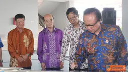 Citizen6, Jakarta: MKP Sharif C Sutardjo didampingi Dirjen Perikanan Tangkap KKP Haryanto Marwoto, Minister Embasy of Japan Junji Shimada, JICA Kohara Motofumi, dan Ka.Labuh PPS saat menandatangani Rehbilitation Fishing Port. (Pengirim: Efrimal Bahri).