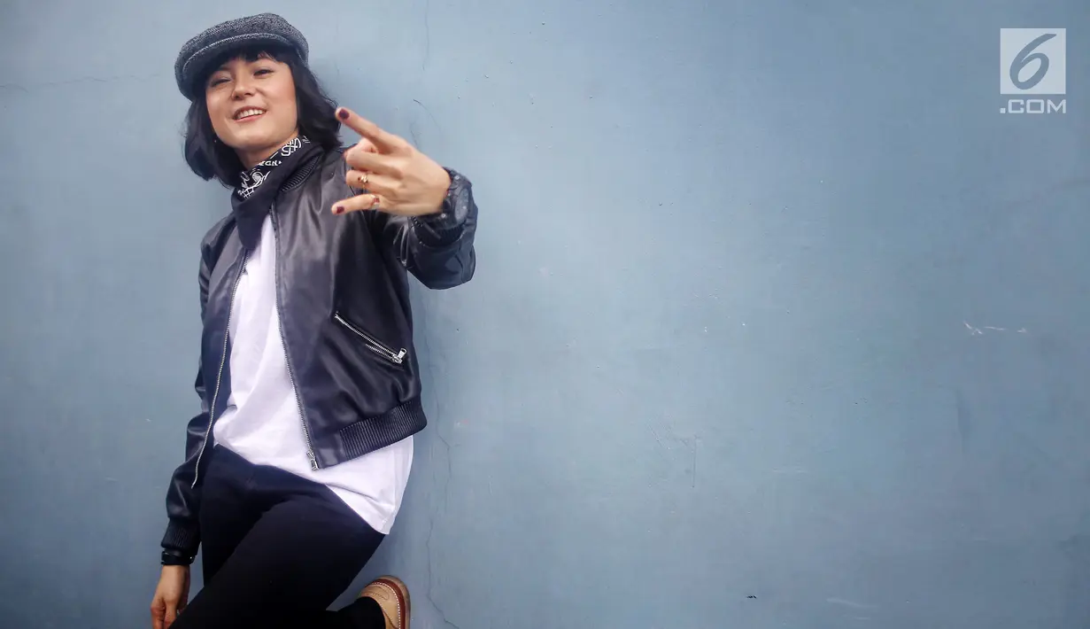 Poppy memang tomboi, karena ia dan suami selalu naik motor saat bepergian. (Liputan6.com/ Faizal Fanani)
