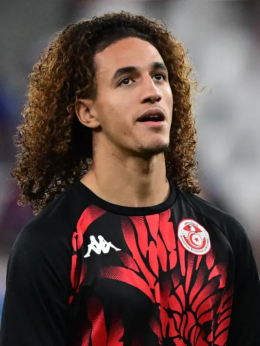 <p>Pemain Tunisia Hannibal Mejbri melakukan pemanasan jelang melawan Prancis pada pertandingan sepak bola Grup D Piala Dunia 2022 di Stadion Education City, Al-Rayyan, Doha, Qatar, 30 November 2022. Gaya rambut keriting kribo dan bervolume Hannibal Mejbri menjadi perbincangan karena banyak netizen yang menyebut pemain berusia 19 tahun ini cocok jadi bintang iklan sampo. (Miguel MEDINA/AFP)</p>