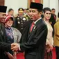 Ketua KPK, Agus Rahardjo (kiri) bersalaman dengan Presiden Joko Widodo usai melantik lima Pimpinan KPK di Istana Negara, Jakarta, Senin (21/12/2015). Presiden Jokowi melantik lima pimpinan KPK periode 2015-2019. (Liputan6.com/Faizal Fanani)