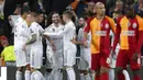 Para pemain Real Madrid merayakan gol yang dicetak oleh Sergio Ramos ke gawang Galatasaray pada laga Liga Champions di Stadion Santiago Bernabeu, Rabu (6/11). Real Madrid menang 6-0 atas Galatasaray. (AP/Manu Fernandez)