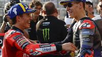 Marc Marquez bersama Fabio Quartararo di MotoGP 2025. (Karim JAAFAR / AFP)