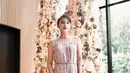 Rutinitas tahunan, setiap Natal Sandra Dewi selalu memasang pohon Natal berukuran besar dengan hiasan yang memancarkan kesan mewah. Kali ini tema rustic diusung Sandra di rumahnya. Ia pun tampak melakukan pemotretan dengan dekorasi Natal di rumahnya. (Liputan6.com/IG/@sandradewi88)