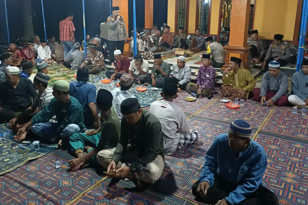 Kapolsek Kunto Darussalam Polres Rokan Hulu mendatangi wirid mengajak masyarakat mewujudkan Pilkada damai dan aman.