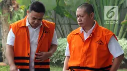 Dua tersangka Eka Kamaludin dan Kabag ULP Purbalingga Hadi Iswanto tiba di gedung KPK, Jakarta, Kamis (12/7). Eka Kamaludin diperiksa terkait kasus dana perimbangan keuangan daerah APBN Perubahan TA 2018. (Merdeka.com/Dwi Narwoko)
