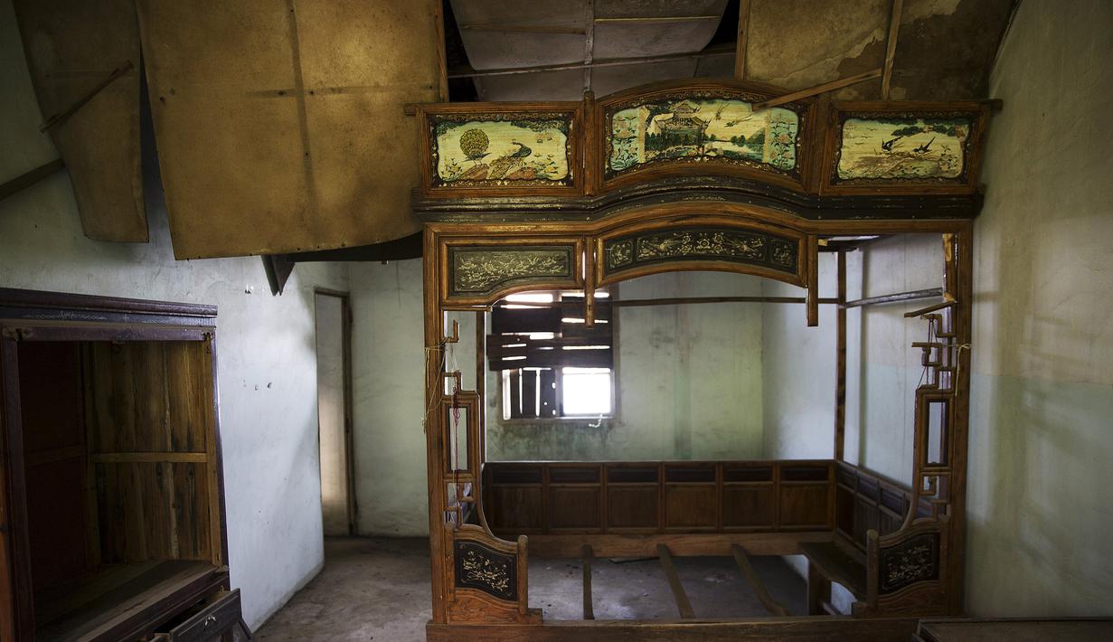 Suasana di dalam salah satu rumah yang ditinggalkan penghuninya di Houtouwan, pulau Shengshan, China, 26 Juli 2015. Desa ini dulunya dihuni lebih dari 2.000 nelayan. (REUTERS/Damir Sagolj)