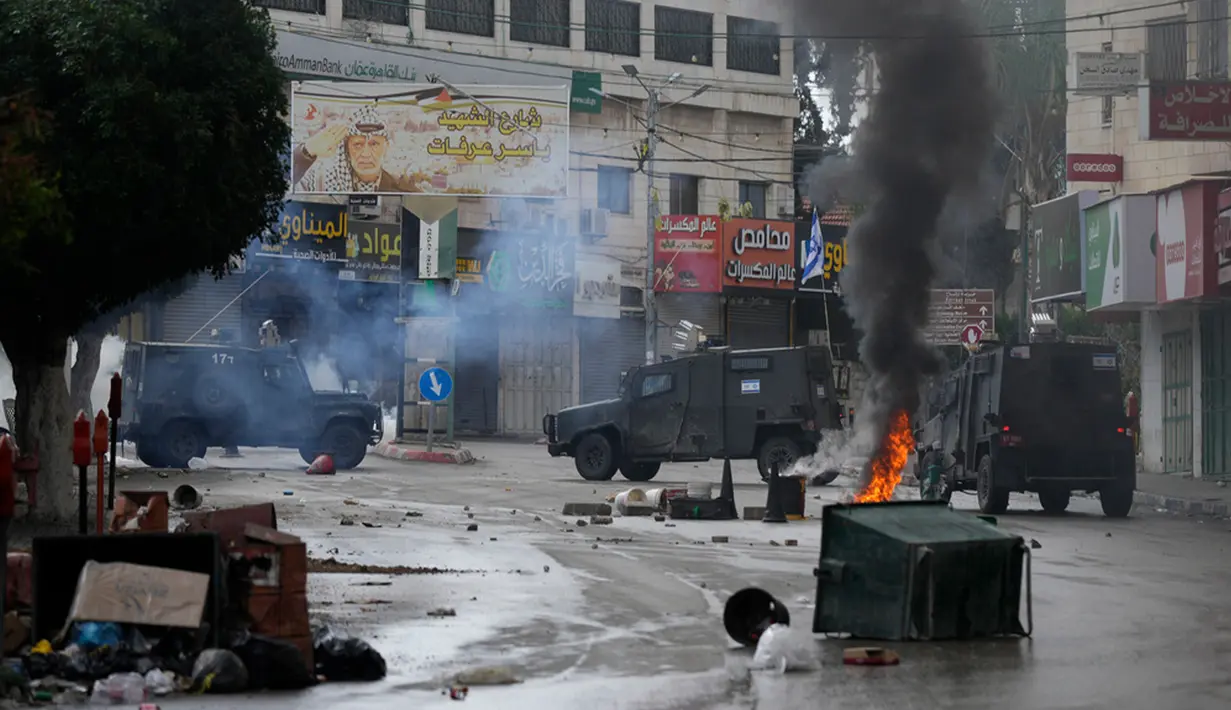 Pasukan Israel menyerbu Kota Tulkarem, Tepi Barat, Selasa (14/11/2023). Menurut Kementerian Kesehatan Palestina, sebanyak tujuh warga Palestina tewas semalam dalam serangan Israel. (AP Photo/Bernat Armangue)
