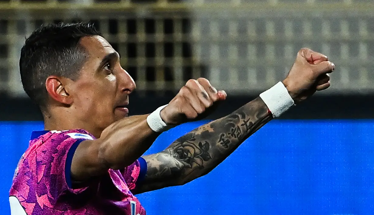Pemain Juventus Angel Di Maria melakukan selebrasi usai mencetak gol ke gawang Spezia pada pertandingan sepak bola Liga Italia di Stadion Alberto-Picco, La Spezia, Italia, 19 Februari 2023. Juventus mengalahkan Spezia dengan skor 2-0. (ANDREAS SOLARO/AFP)