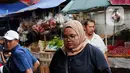 Seorang pembeli memilih ayam potong di salah satu lapak di Pasar Kebayoran Lama, Jakarta, Rabu (28/6/2023). (Liputan6.com/Angga Yuniar)