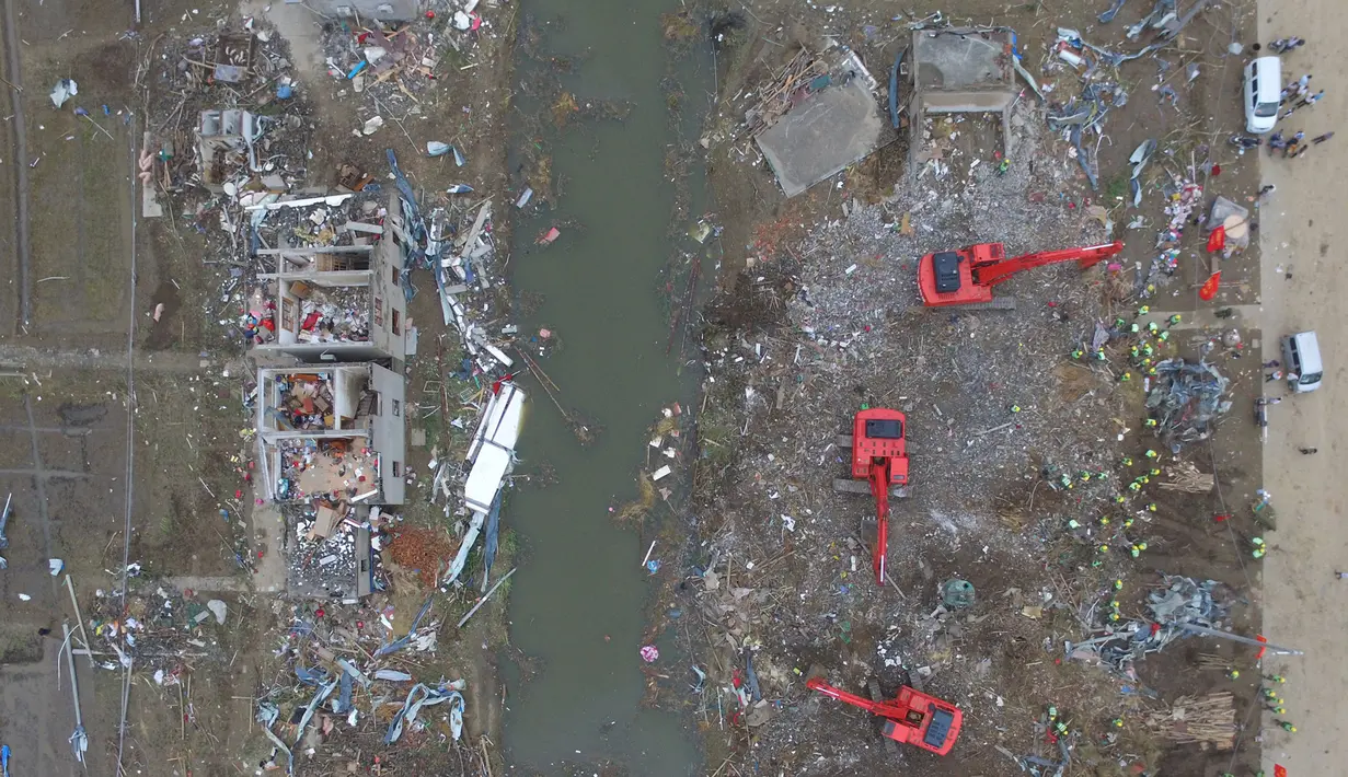 Petugas menggunakan kendaraan alat berat mencari korban yang tertimbun reruntuhan akibat tornado yang menerjang wilayah Funing, Yancheng, Provinsi Jiangsu, China, Jumat (24/6). (China Daily/via REUTERS)