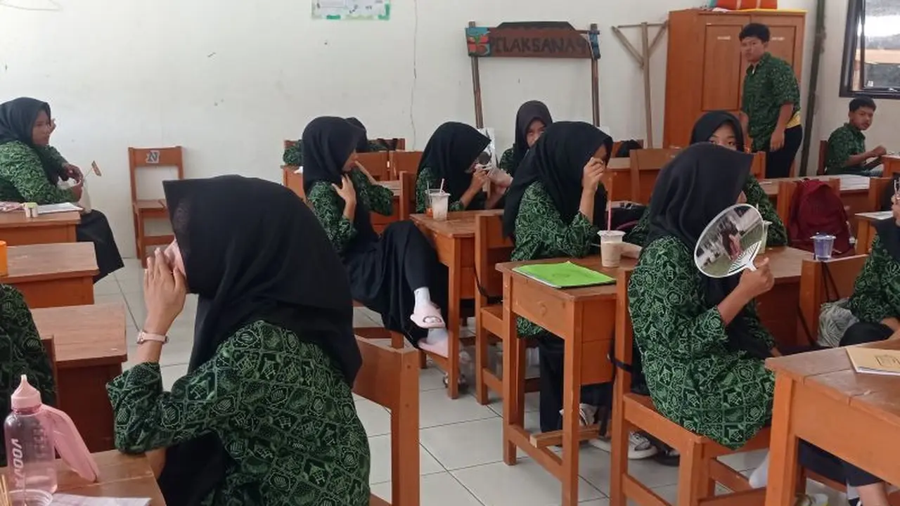 Murid SMAN 1 Cimarga Kembali Masuk Sekolah