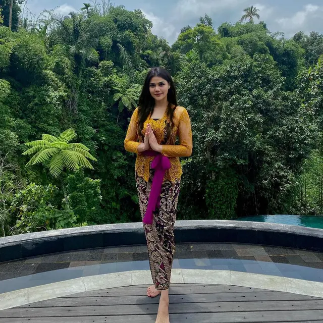 6 Potret Liburan DJ Katty Butterfly di Pulau Dewata, Dipuji Cantik Pakai Kebaya Bali