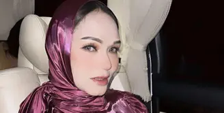 Berada di Aceh, Bunda Corla tampil berbeda. Ia tampil mengenakan kerudung warna merah burgundy yang diikatkan ke leher dan rambut yang sedikit keluar. @corla_2