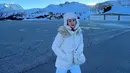 OOTD kece Sherina Munaf liburan di Eropa dengan puffer jacket dan topi berbulu serba putih. [@sherinamunaf]