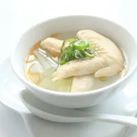 Membuat kaldu sayap ayam./Copyright shutterstock.com/g/jreika