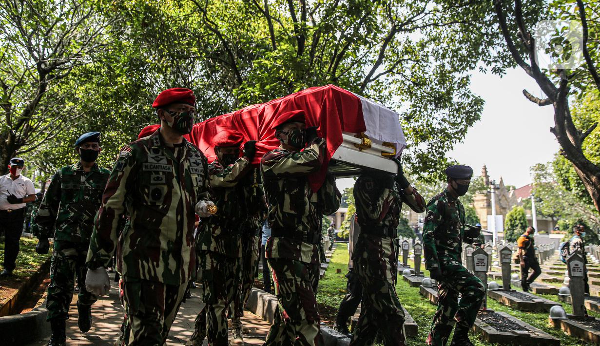 Personel TNI mengusung  jenazah mantan KSAD Jenderal TNI (Purn) Pramono Edhie Wibowo saat pemakaman di Taman Makam Pahlawan Kalibata, Jakarta, Minggu (14/6/2020). Pemakaman Pramono Edhie Wibowo dilaksanakan secara militer. (Liputan6.com/Faizal Fanani)