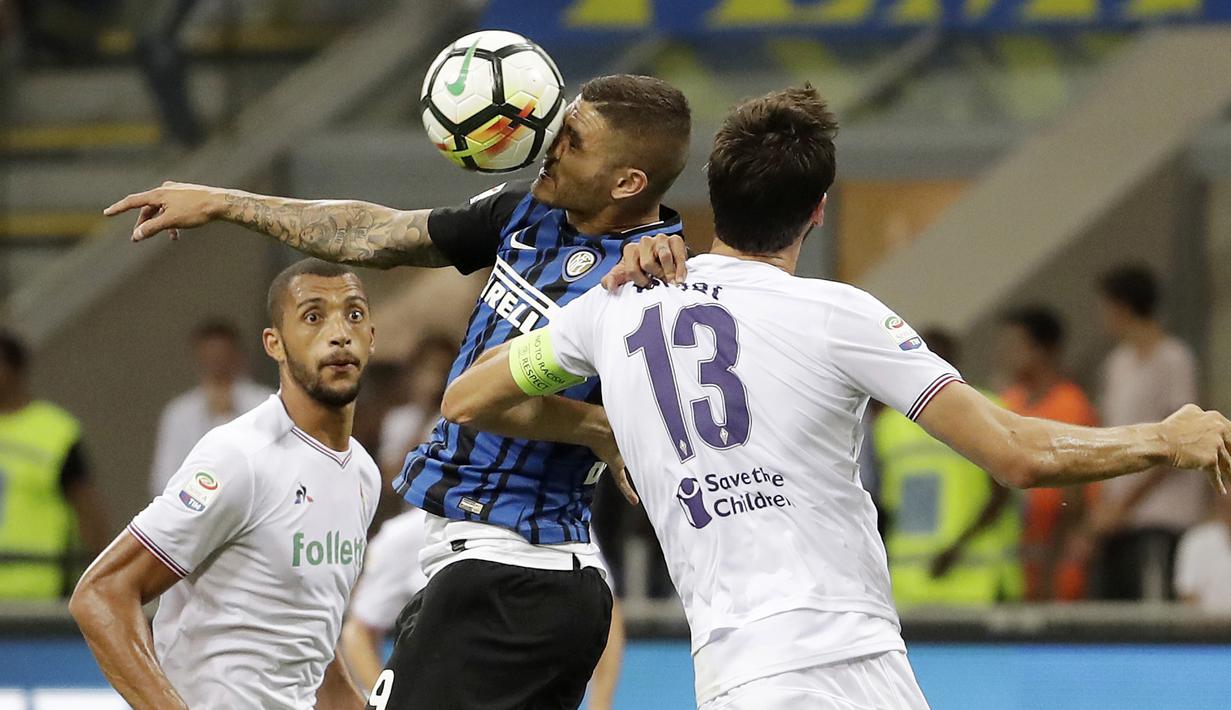 Pemain Inter Milan, Mauro Icardi (tengah) saat berduel dengan pemain Fiorentina pada laga Serie A di San Siro stadium, Milan (20/8/2017). Inter menang 3-0. (AP/Antonio Calanni)