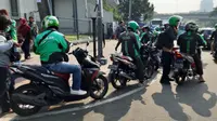 Driver ojek online (ojol) mengambil penumpang di dekat Stasiun Tanah Abang, Jakarta Pusat. (Dok: Tommy Kurnia/Liputan6.com)
