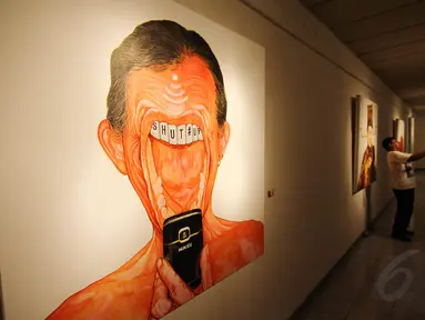 Pelukis Jerry Thung menggelar pameran tunggalnya di Taman Ismail Marzuki (TIM), Jakarta, Rabu (21/5/14). (Liputan6.com/Faizal Fanani)