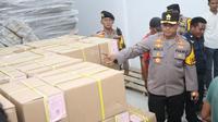 Kapolres Rokan Hulu AKBP Budi Setiyono mengecek logistik Pilkada yang baru tiba di gudang KPU setempat. (Liputan6.com/M Syukur)