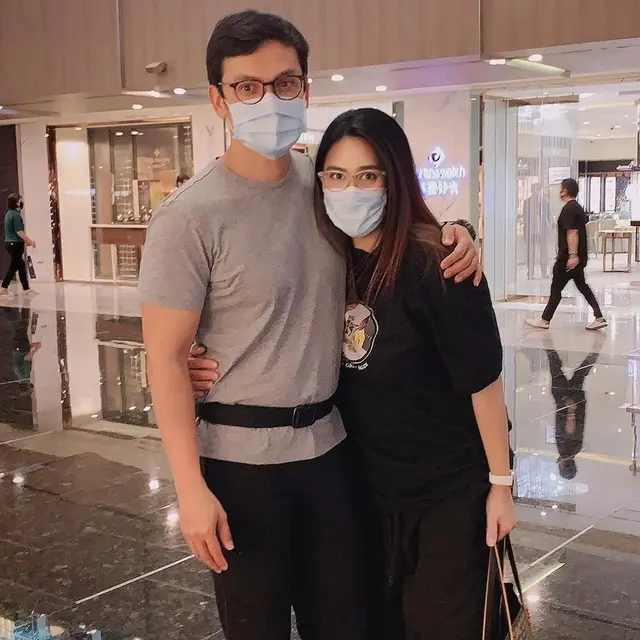 Jarang Tersorot, Ini 7 Potret Mesra Gunawan Sudrajat dan Sang Istri