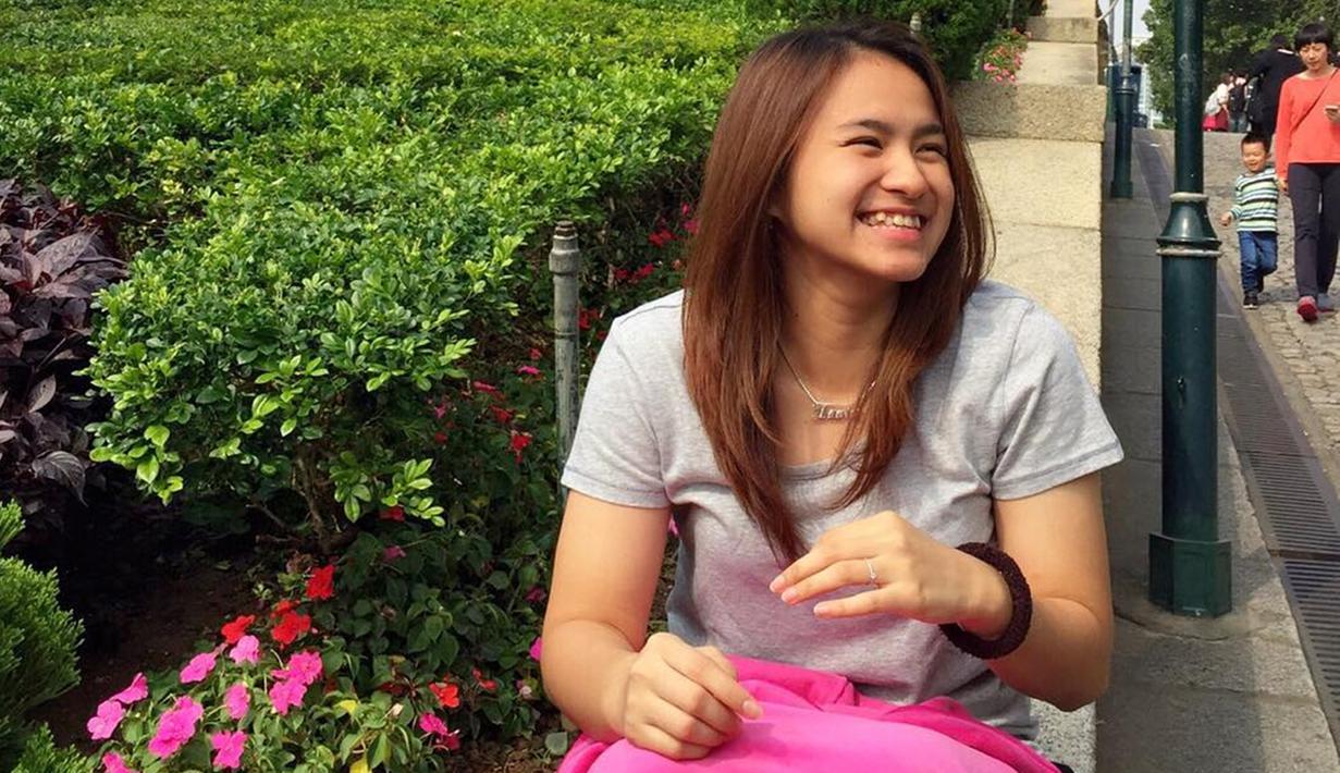 Wanita yang berhasil menjuari turnamen Prancis Terbuka 2019 bersama dengan Praveen Jordan ini cukup sering mengunggah aktivitasnya di media sosial. Ia juga lebih sering mengenakan kaus pada kegiatan sehari-hari yang dipadukan dengan jaket. (Liputan6.com/IG/@melatidaeva)