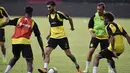 Para pemain Dortmund melakukan latihan ringan di Guangdong, Cina, Senin (17/7/2017). Dortmund akan menghadapi AC Milan pada laga International Champions Cup. (AFP)
