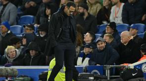 Pelatih kepala Chelsea asal Inggris, Liam Rosenior, bereaksi di pinggir lapangan selama pertandingan Liga Inggris antara Brighton and Hove Albion dan Chelsea di American Express Community Stadium di Brighton, Inggris selatan pada 22 April 2026. (Glyn KIRK/AFP)