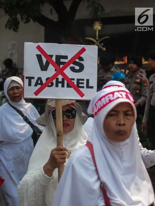 Calon jemaah haji dan umroh menggelar aksi damai di depan kedutaan Arab Saudi, Jakarta, Kamis (3/10). Mereka menolak kebijakan aturan biometrik untuk pengajuan visa umrah melalui VFS Tasheel yang ada di Indonesia. (Liputan6.com/Faizal Fanani)