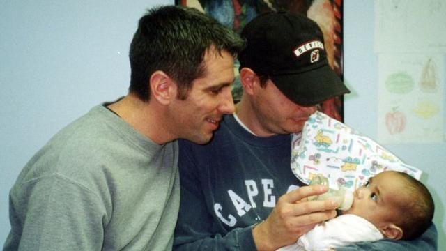 Pasangan kekasih yang mengadopsi bayi