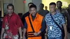 Bupati Jombang Nyono Suharli Wihandoko (tengah) usai menjalani pemeriksaan pasca terkena OTT di Gedung KPK, Jakarta, Minggu (4/2). Nyono menjadi tersangka dalam dugaan suap perizinan pengurusan jabatan di Pemkab Jombang. (Liputan6.com/Helmi Fithriansyah)