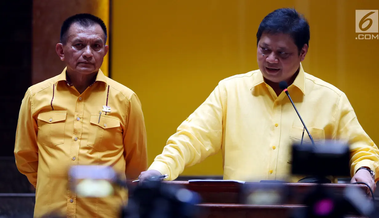 Ketua Umum Partai Golkar Airlangga Hartarto (kanan) didampingi Sekjen Partai Golkar Letnan Jenderal Purnawirawan Lodewijk Freidrich Paulus (kiri) mengumumkan struktur kepengurusan baru Golkar di Slipi, Jakarta, Senin (22/1). (Liputan6.com/JohanTallo)