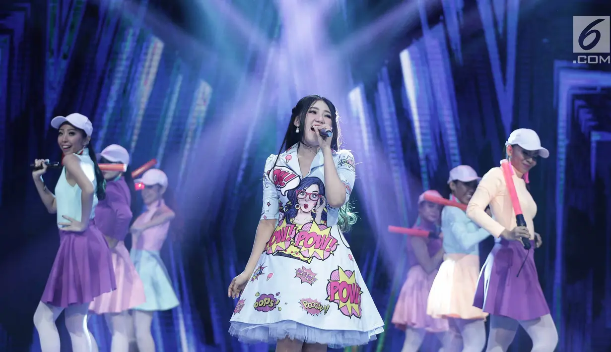 Aksi panggung Via Vallen saat tampil menghibur penonton dalam acara SCTV Music Awards 2018 di Studio 6 Emtek, Jakarta, Selasa (27/4). (Liputan6.com/Faizal Fanani)